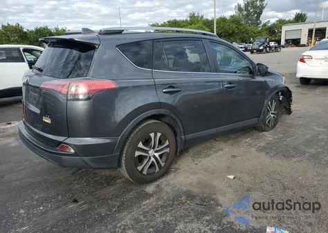 2017 Toyota Rav4 Le z USA, uszkodzony, nr VIN JTMZFREV3HD107921